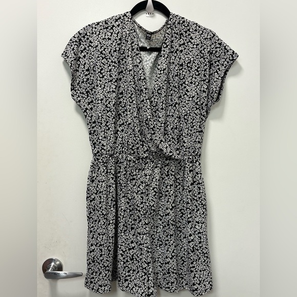 Uniqlo Dresses & Skirts - Uniqlo Black and White Floral Midi Dress